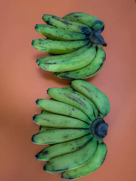 Спелые Зеленые Бананы Морковно Желтом Фоне — стоковое фото