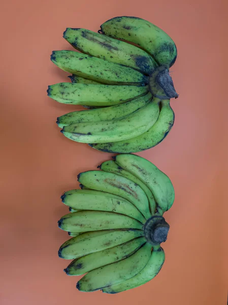 Bananas Verdes Maduras Fundo Amarelo Cenoura — Fotografia de Stock