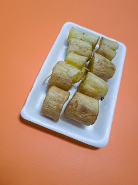 Köyün yemekleri, kızarmış kasava, çıtır çıtır ve lezzetli.