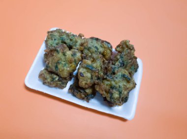 Un ve diğer malzemelerden yapılmış bir pazar atıştırmalığı. Kızarmış mısır omleti.