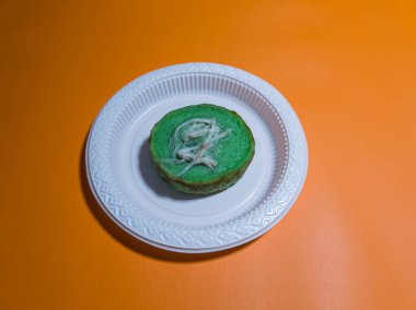 Sokak yemekleri yeşil çamur kekidir.