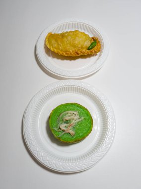 Sokak atıştırmalıkları yeşil çamur kekleri ve pastalardır.