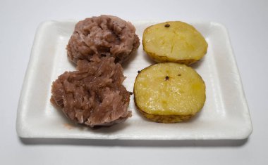 Marketteki abur cuburlar çamur kekleri ve büyük keklerdir.