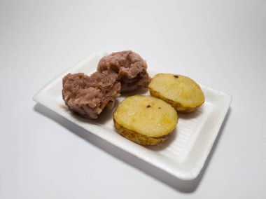 Marketteki abur cuburlar çamur kekleri ve büyük keklerdir.