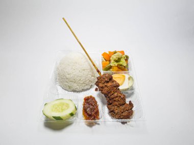 Biftek satay, capcay sebzesi, tuzlu yumurta ve dilimlenmiş salatalık ve kırmızı biber.