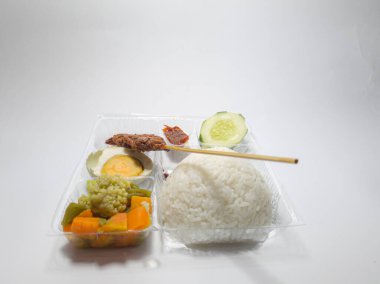 Biftek satay, capcay sebzesi, tuzlu yumurta ve dilimlenmiş salatalık ve kırmızı biber.