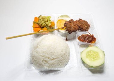 Biftek satay, capcay sebzesi, tuzlu yumurta ve dilimlenmiş salatalık ve kırmızı biber.