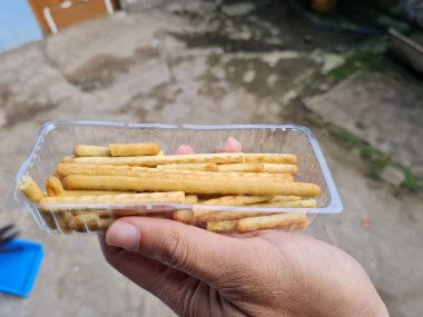 Elleri hafif atıştırmalıklar, yani çıtır çıtır çubuklar, lezzetli bir tat.