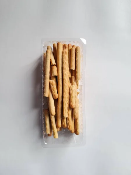 Makanan Ringan Yaitu Renyah Gurih Tongkat Dalam Wadah Plastik — Stok Foto