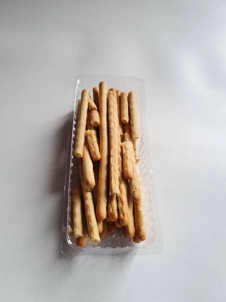 Snacks Nämlich Knusprige Pikante Sticks Einem Plastikbehälter — Stockfoto