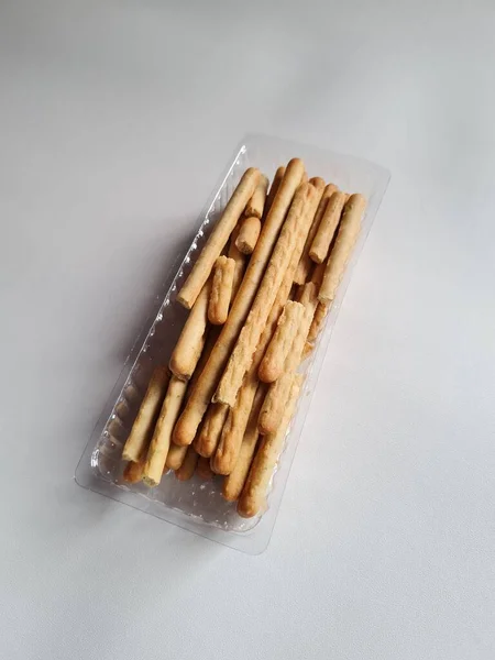 Snacks Nämlich Knusprige Pikante Sticks Einem Plastikbehälter — Stockfoto