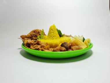 Kızarmış tavuklu pilav, dilimlenmiş tempeh, omlet ve salatalık dilimleri.