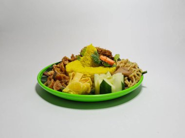 Kızarmış tavuklu pilav, dilimlenmiş tempeh, omlet ve salatalık dilimleri.