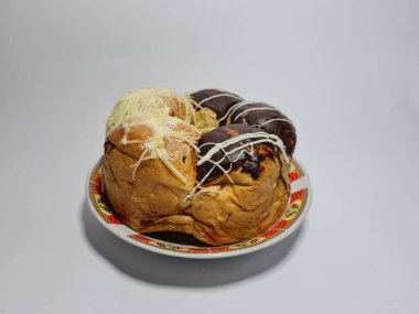 Çikolatalı ekmek ve lezzetli rendelenmiş peynir.