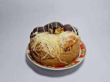 Çikolatalı ekmek ve lezzetli rendelenmiş peynir.