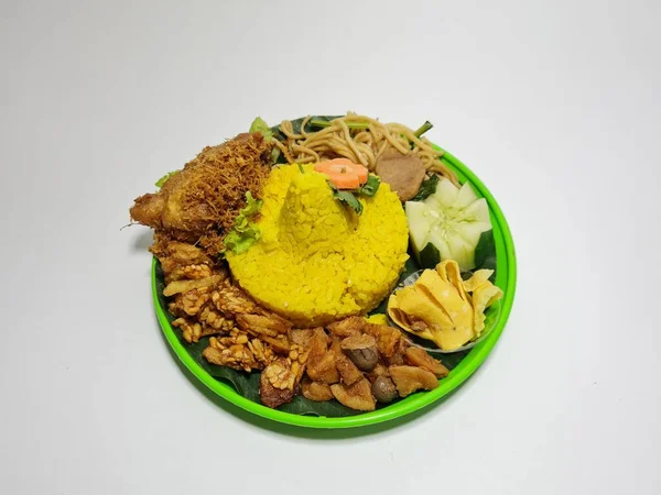 Yellow Rice Fried Chicken Topping Sliced Tempeh Omelette Cucumber Slices — Φωτογραφία Αρχείου