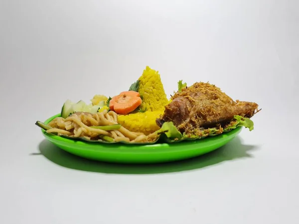 Nasi Kuning Dengan Topping Ayam Goreng Irisan Tempe Omelet Ditambah — Stok Foto