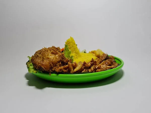 Yellow Rice Fried Chicken Topping Sliced Tempeh Omelette Cucumber Slices — Stok Foto