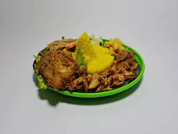 Nasi Kuning Dengan Topping Ayam Goreng Irisan Tempe Omelet Ditambah — Stok Foto