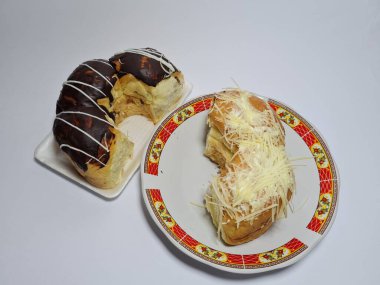 Lezzetli çikolata ve peynirli ekmek.