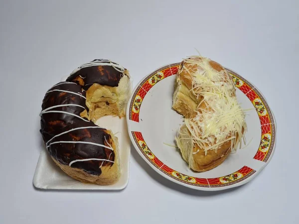 Roti Dengan Coklat Lezat Dan Keju Topping — Stok Foto