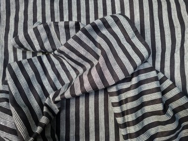 Soyut siyah beyaz çizgili kumaş desenli arkaplan