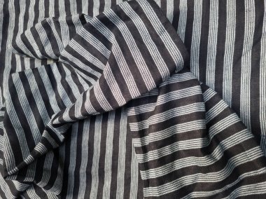 Soyut siyah beyaz çizgili kumaş desenli arkaplan