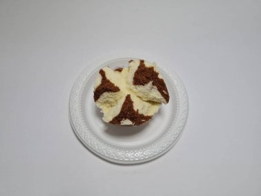 Un ve diğer malzemelerden yapılmış bir pazar atıştırmalığı, yani sünger keki çiçek açıyor.