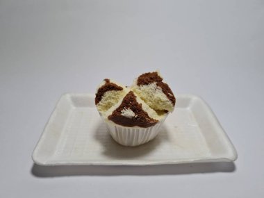 Un ve diğer malzemelerden yapılmış bir pazar atıştırmalığı, yani sünger keki çiçek açıyor.