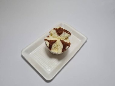 Un ve diğer malzemelerden yapılmış bir pazar atıştırmalığı, yani sünger keki çiçek açıyor.