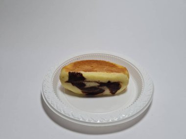 Un ve diğer malzemelerden oluşan bir pazar atıştırmalığı, yani kek kusmuğu.