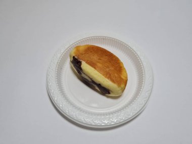 Un ve diğer malzemelerden oluşan bir pazar atıştırmalığı, yani kek kusmuğu.