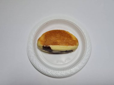 Un ve diğer malzemelerden oluşan bir pazar atıştırmalığı, yani kek kusmuğu.