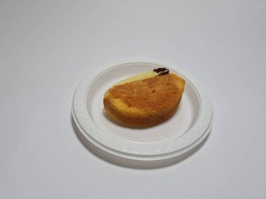 Un ve diğer malzemelerden oluşan bir pazar atıştırmalığı, yani kek kusmuğu.