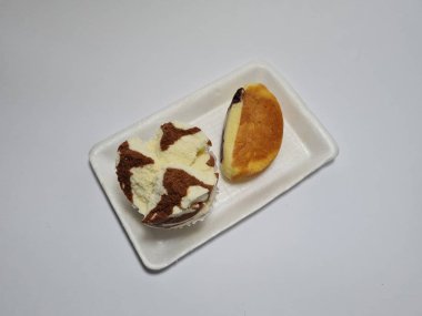 Pazar atıştırmalıkları kekler, buğulanmış sünger kekleri ve kusmuk kekleri.