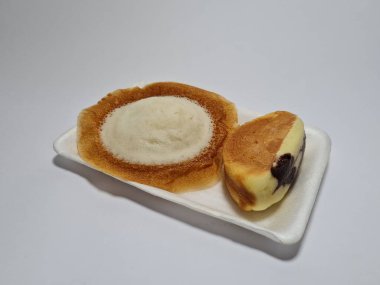 Marketteki aperatifler apem selong keki ve kusmuk keki.