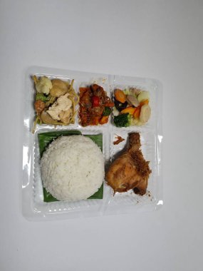 Kızarmış tavuk, capcay, kızarmış erişte ve lezzetli kızarmış biberle karıştırılmış pilav.