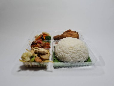 Kızarmış tavuk, capcay, kızarmış erişte ve lezzetli kızarmış biberle karıştırılmış pilav.