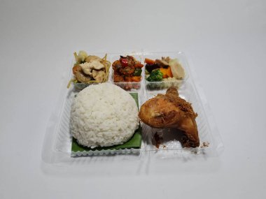 Kızarmış tavuk, capcay, kızarmış erişte ve lezzetli kızarmış biberle karıştırılmış pilav.