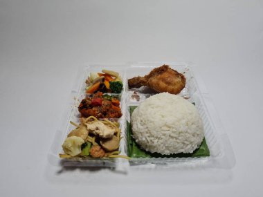 Kızarmış tavuk, capcay, kızarmış erişte ve lezzetli kızarmış biberle karıştırılmış pilav.