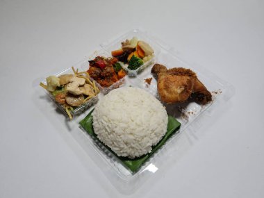 Kızarmış tavuk, capcay, kızarmış erişte ve lezzetli kızarmış biberle karıştırılmış pilav.