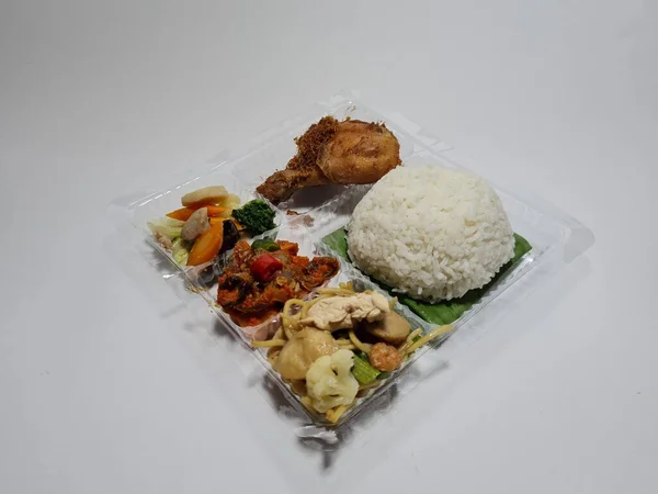 Campuran Nasi Dengan Lauk Ayam Goreng Capcay Goreng Dan Cabai — Stok Foto