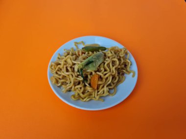 Soya soslu kızarmış Java eriştesi ve diğer malzemeler.