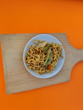 Soya soslu kızarmış Java eriştesi ve diğer malzemeler.