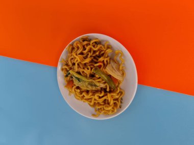 Soya soslu kızarmış Java eriştesi ve diğer malzemeler.