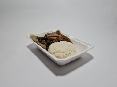 Baharatlı tavuk, yeşil biber sosu ve yeşil manyok yaprağı sebzeli Padang pilavı.