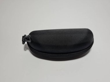 Bez ve plastikten yapılmış siyah bir gözlük tutacağı.