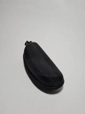 Bez ve plastikten yapılmış siyah bir gözlük tutacağı.