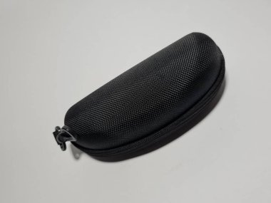 Bez ve plastikten yapılmış siyah bir gözlük tutacağı.