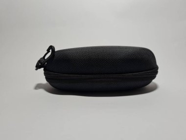 Bez ve plastikten yapılmış siyah bir gözlük tutacağı.